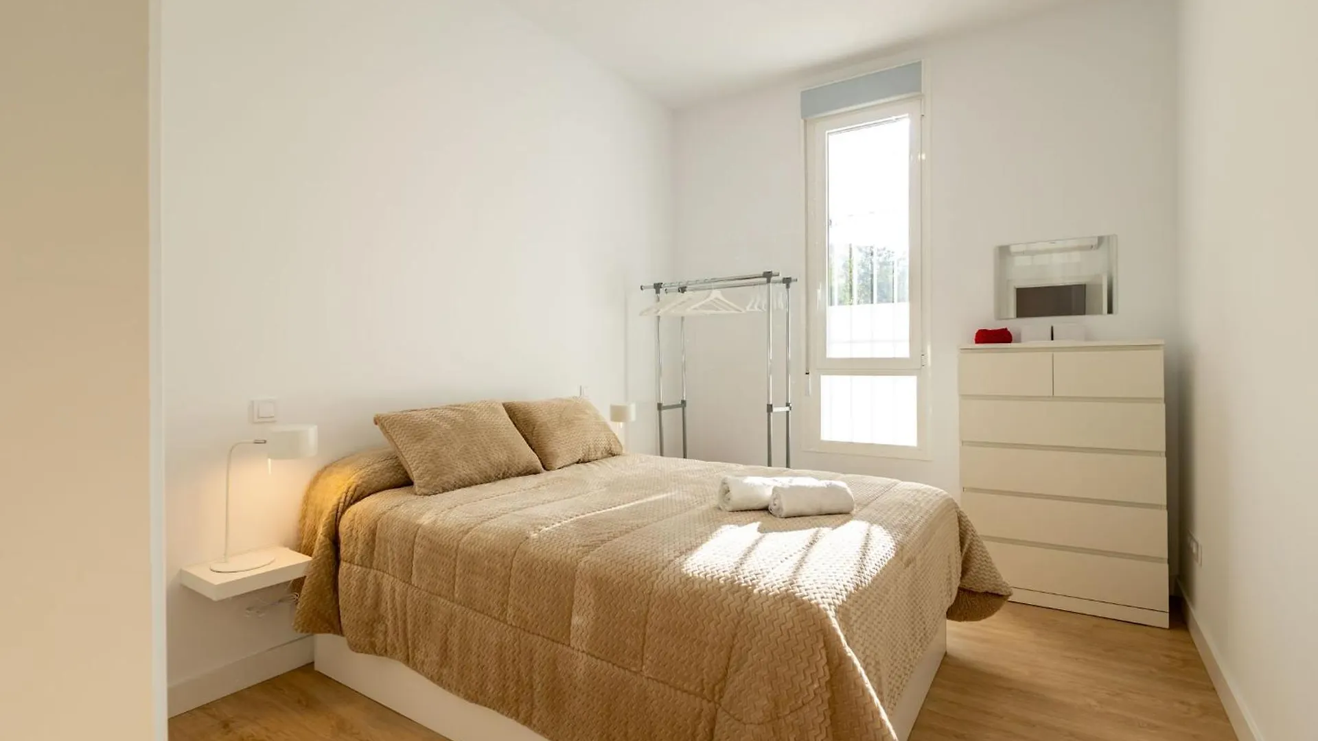 Nuevo Apartamento Clanset, Junto A Palacio Congresos contacts